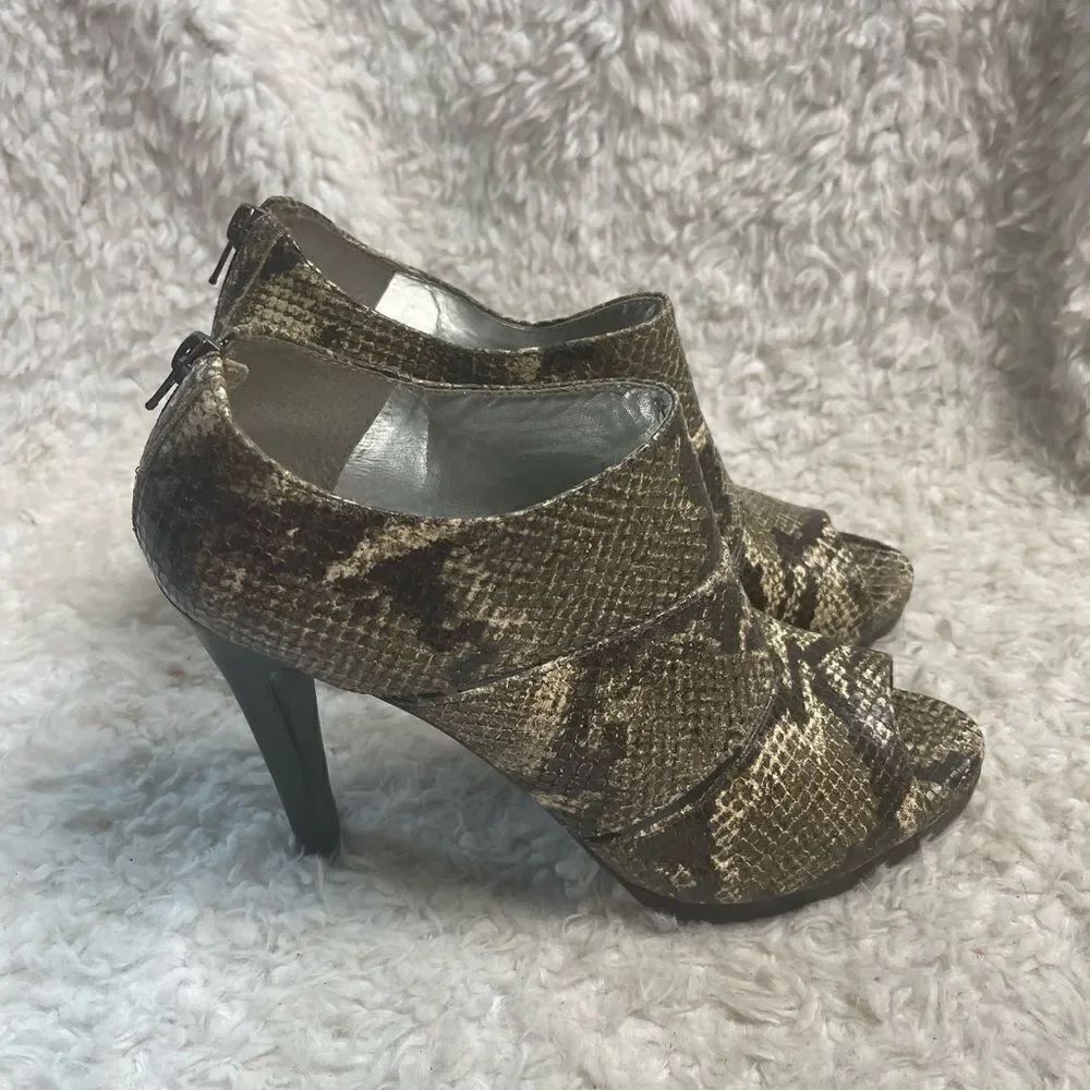 Gianni Bini leather snake skin print brown & beige booties peep toe heels SZ10M